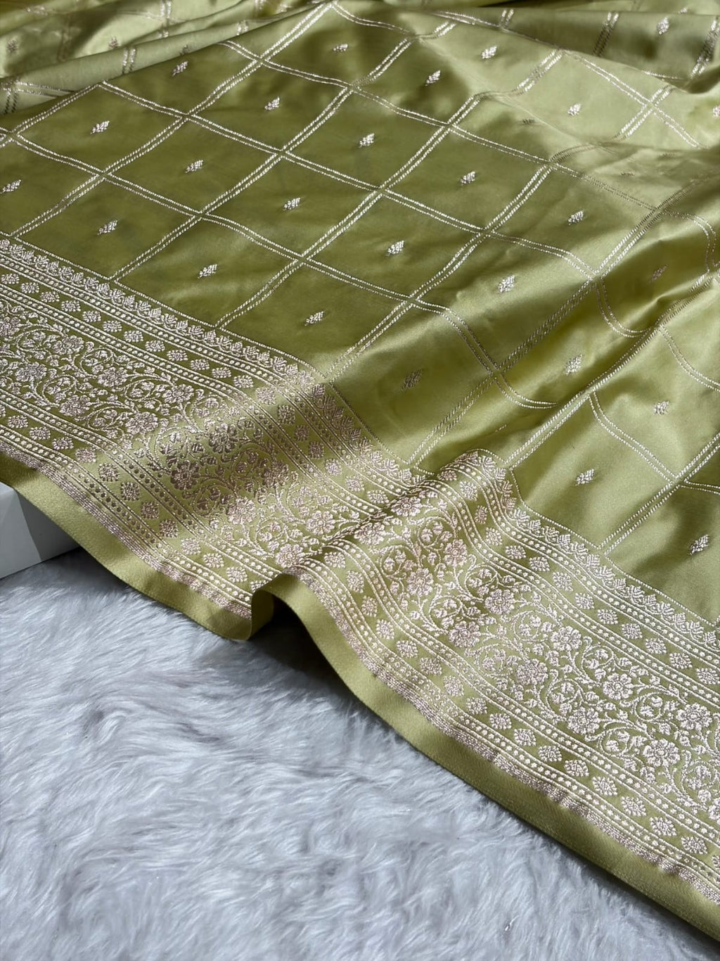 Mashru Silk Banarasi Zari Small Border Plain Design Saree