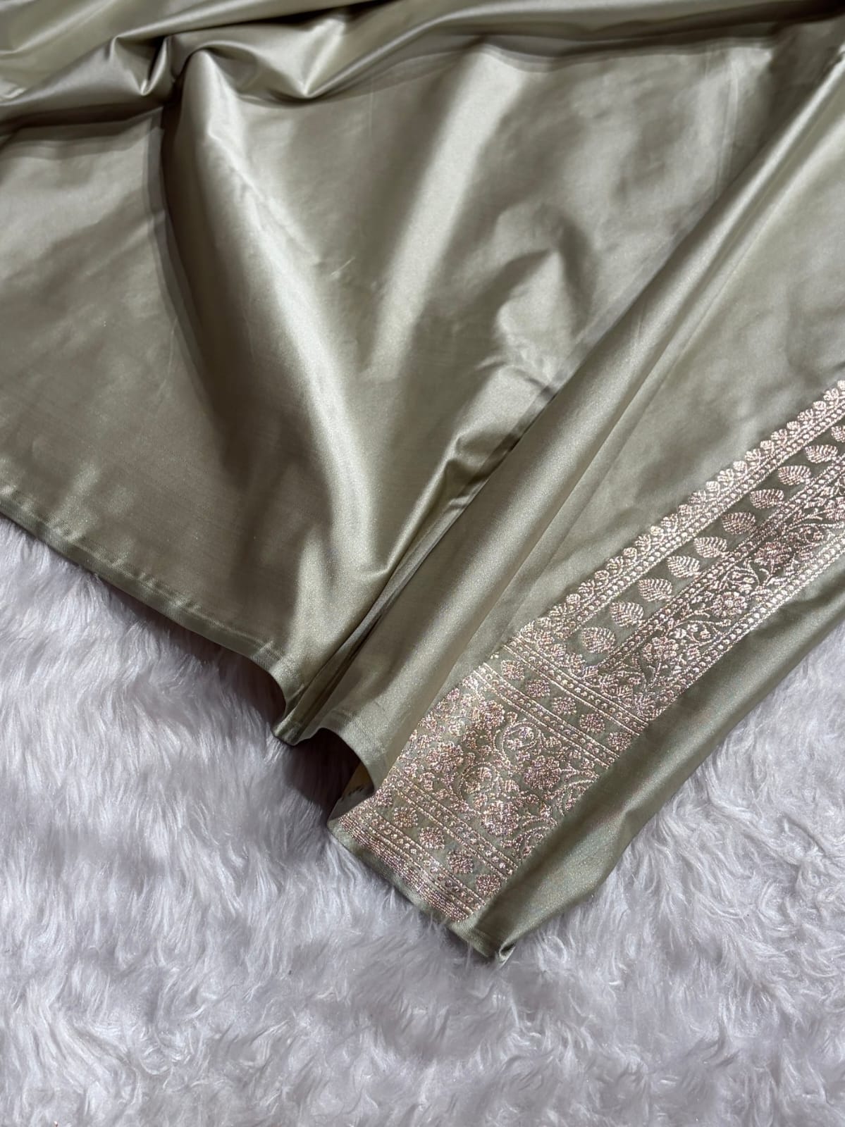 Mashru Silk Banarasi Zari Small Border Plain Design Saree