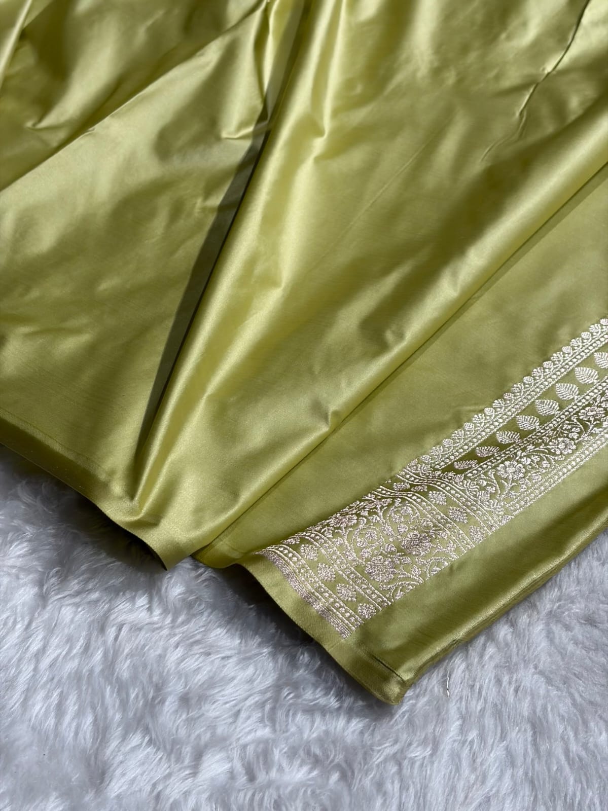 Mashru Silk Banarasi Zari Small Border Plain Design Saree